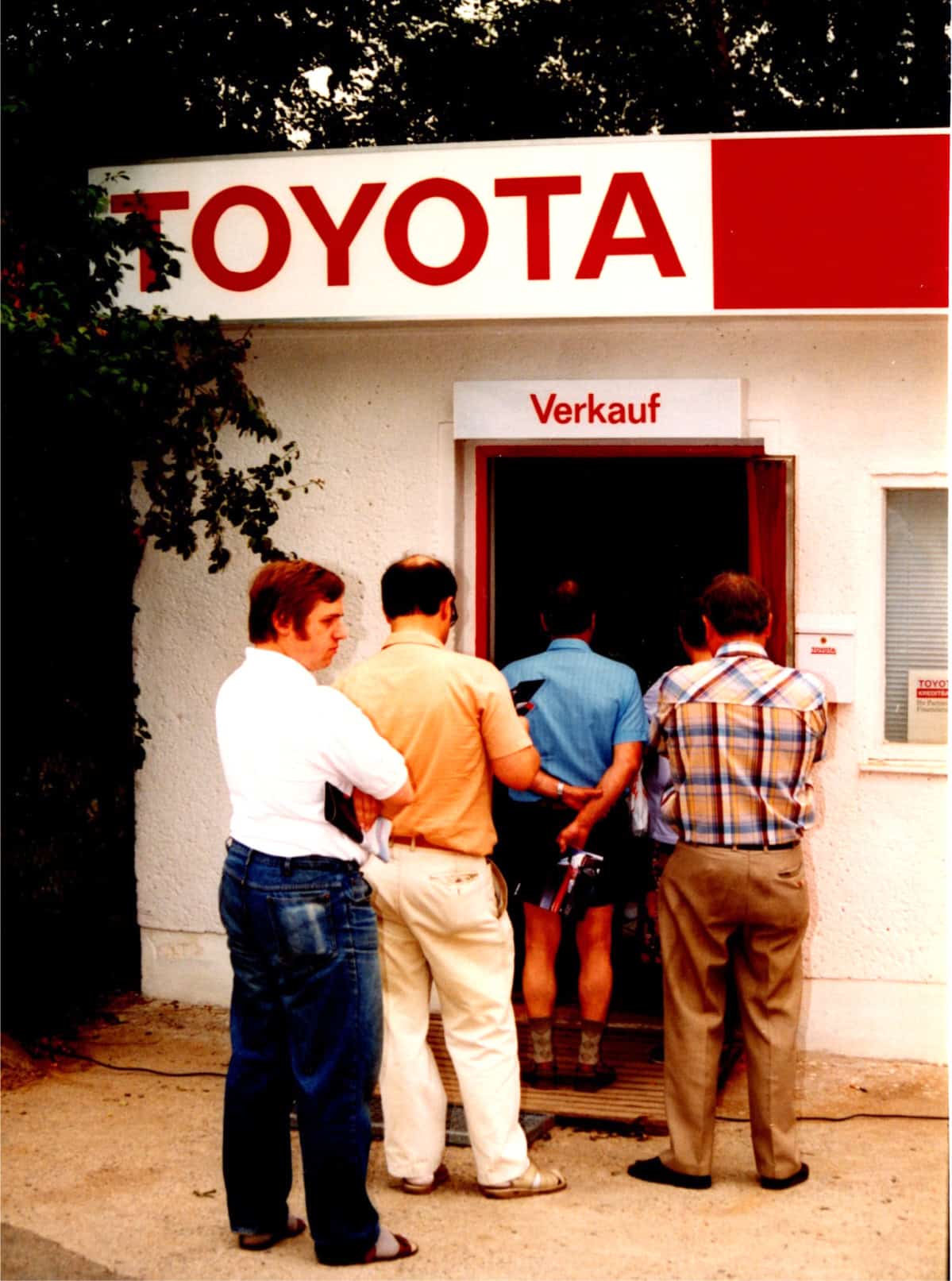 Schlange stehen bei Toyota Neufahrzeugen